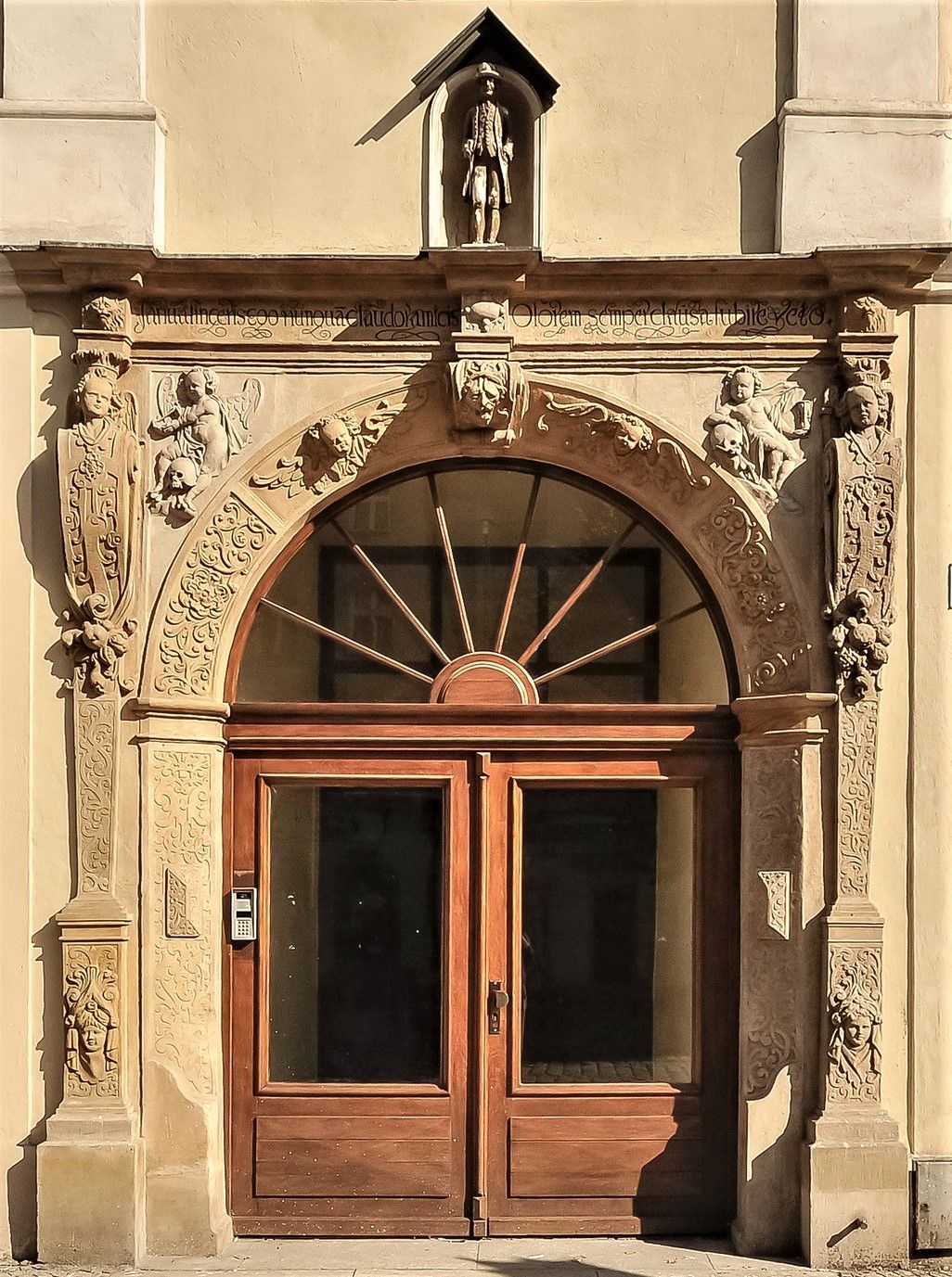 Zabytkowy portal kamienicy Pod Złotym Chłopkiem w Świdnicy - wygląd obecny Foto