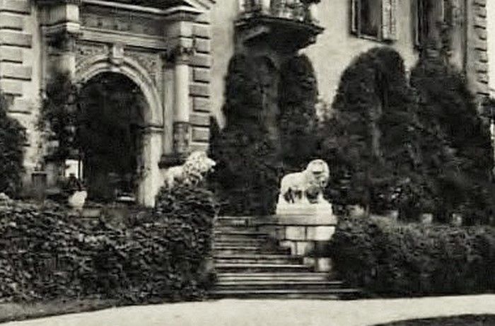 Lwy strzegące wejścia do siedlimowickiego pałacu Foto