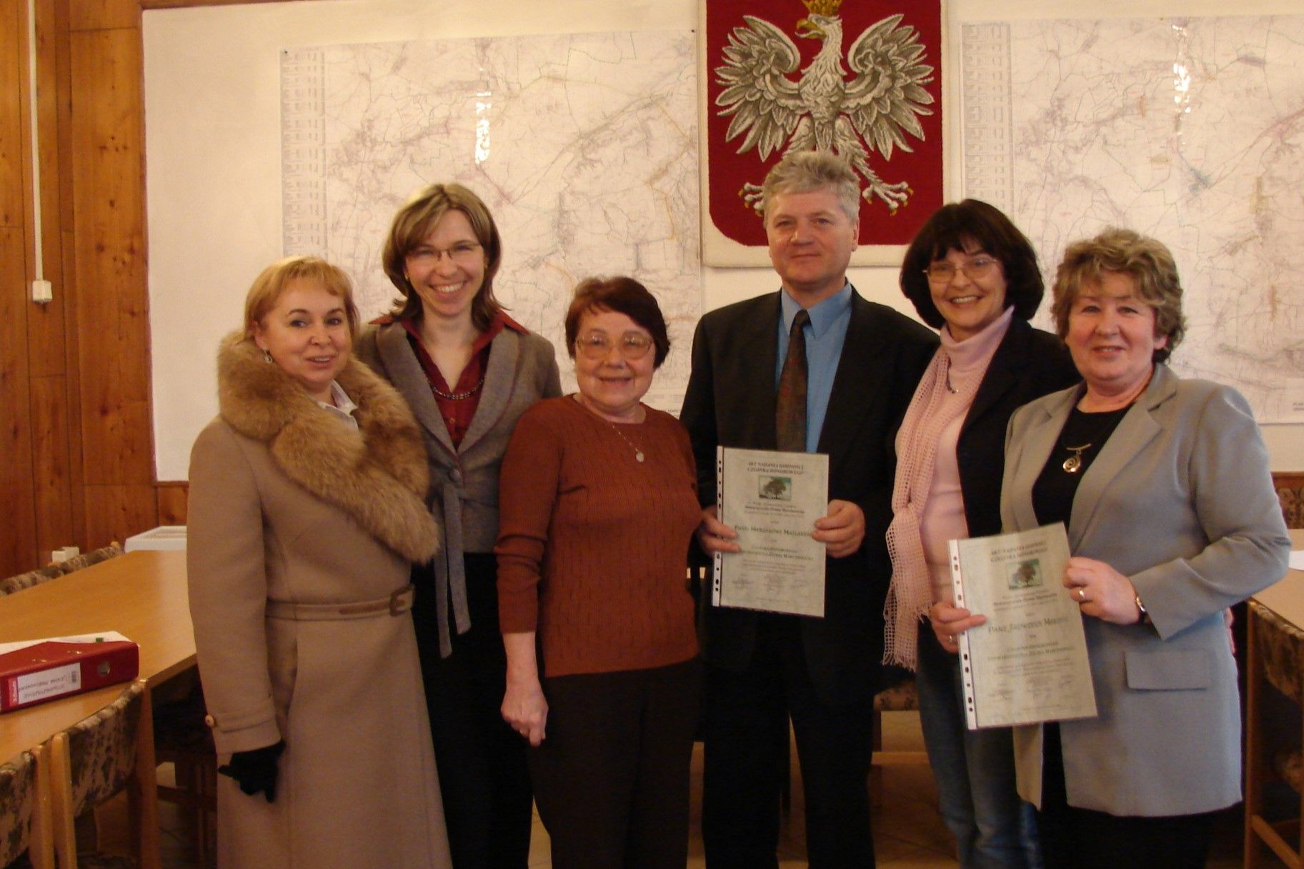 Pamiątkowe zdjęcie po zebraniu Stowarzyszenia Ziemia Marcinowicka 28.02.2007 - Zarząd i członkowie honorowi